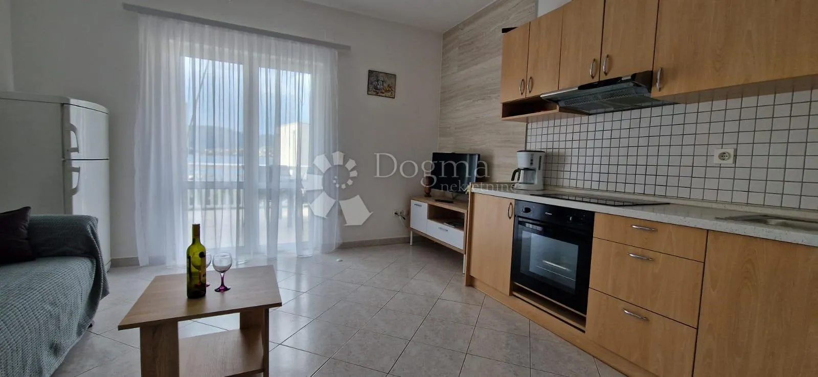 prodaje se – prostrana kuća s apartmanima, pogledom na more i uhodanim turističkim poslom (353 m²) – okrug gornji - slika 17