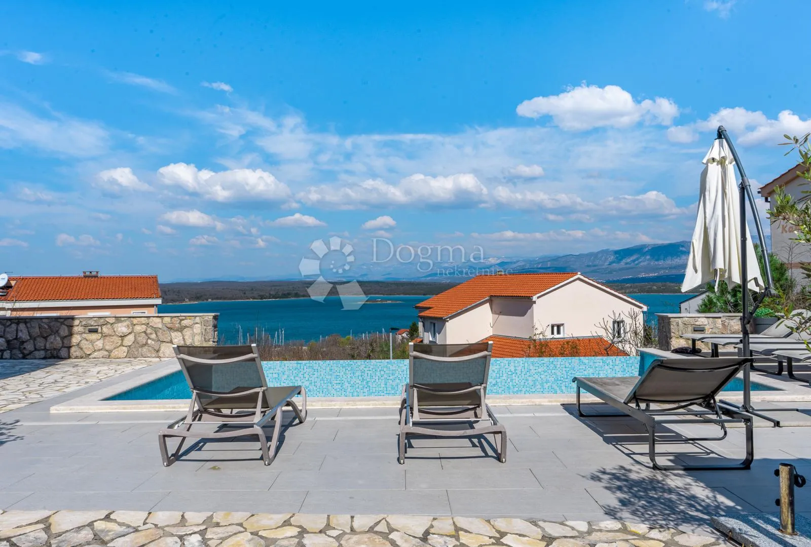 klimno, vila s bazenom i 6 app na svega 250m od mora - slika 2
