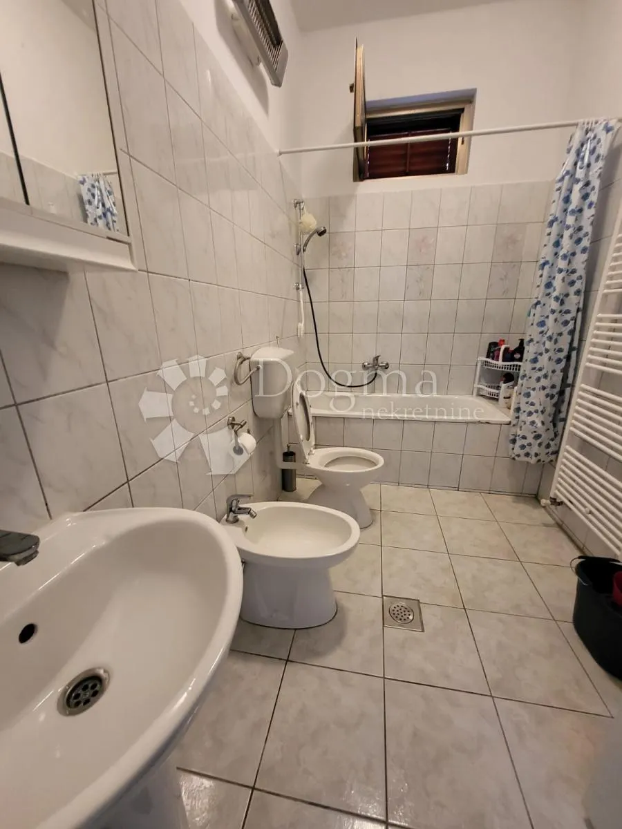 pulac, samostojeća kuća sa tri stana - slika 10