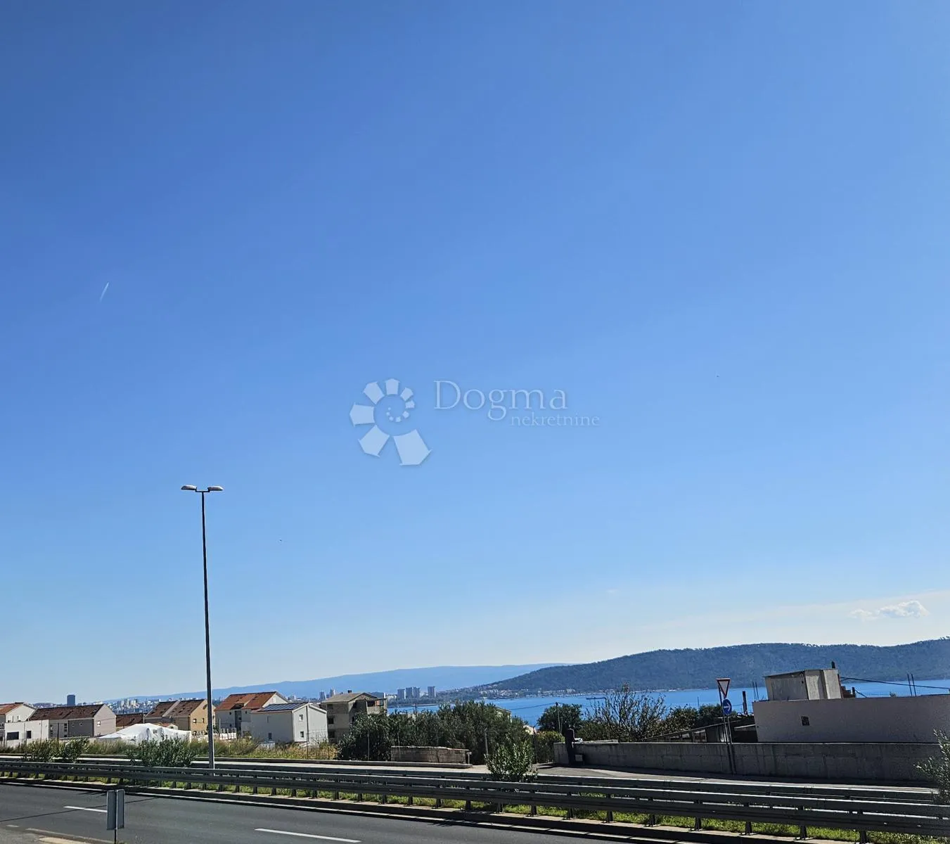 građevinsko zemljište iznad magistrale s panoramskim pogledom na more u kaštel kambelovcu! - slika 2