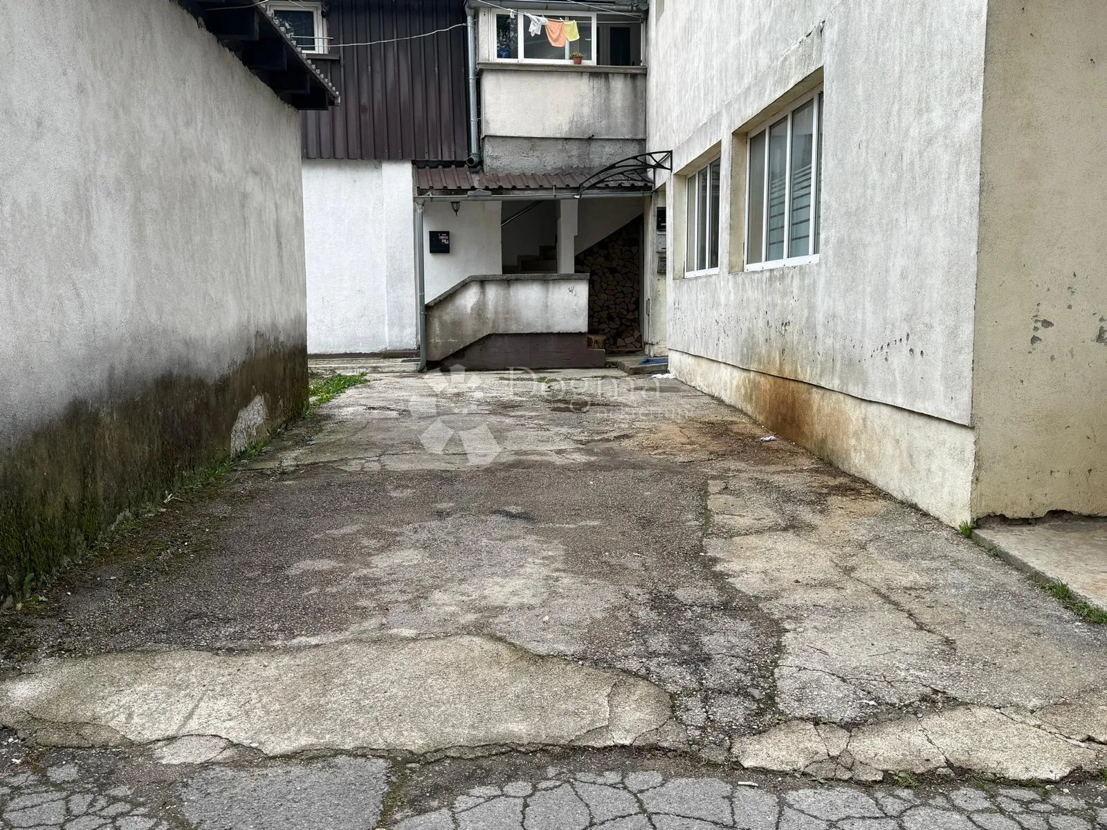stan na gospićkom korzu s 2 parkinga - slika 19