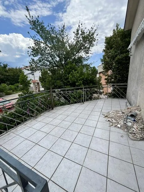 jadranovo,apartman sa visokim potkrovljem i garažom - slika 9
