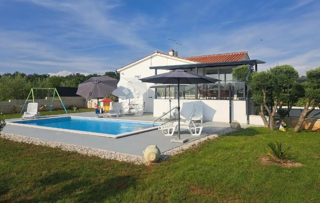 poreč okolica - moderna kuća s bazenom okružena prirodom - slika 2