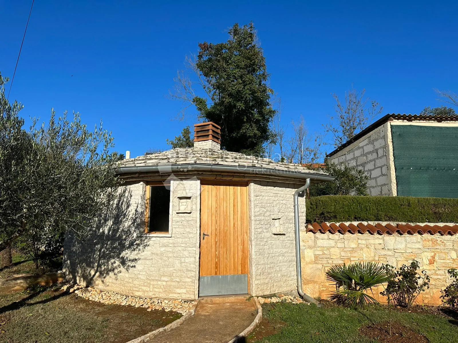 apartmanska kuća na 50 metara do mora - slika 9