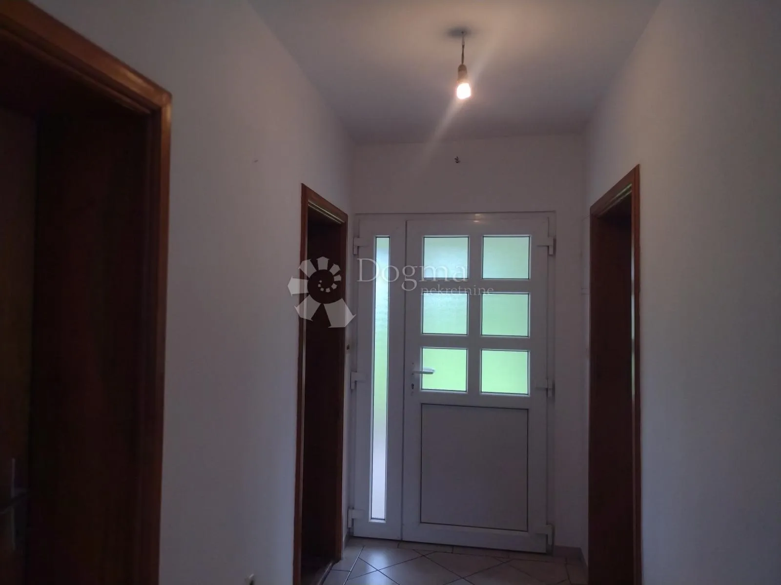 kuća s ogromnom okućnicom u komadu blizu d1 - slika 12