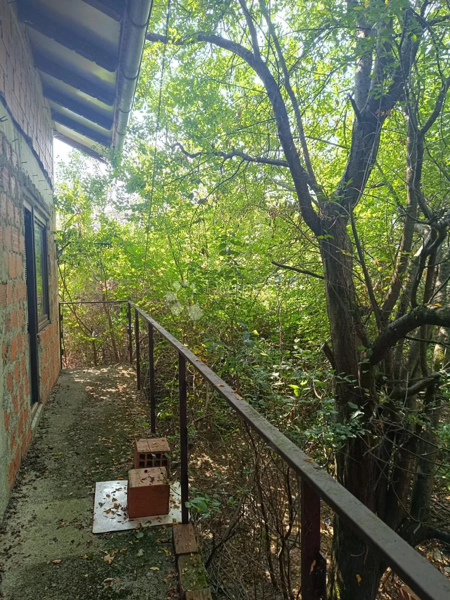 nezavršena kuća - slika 3