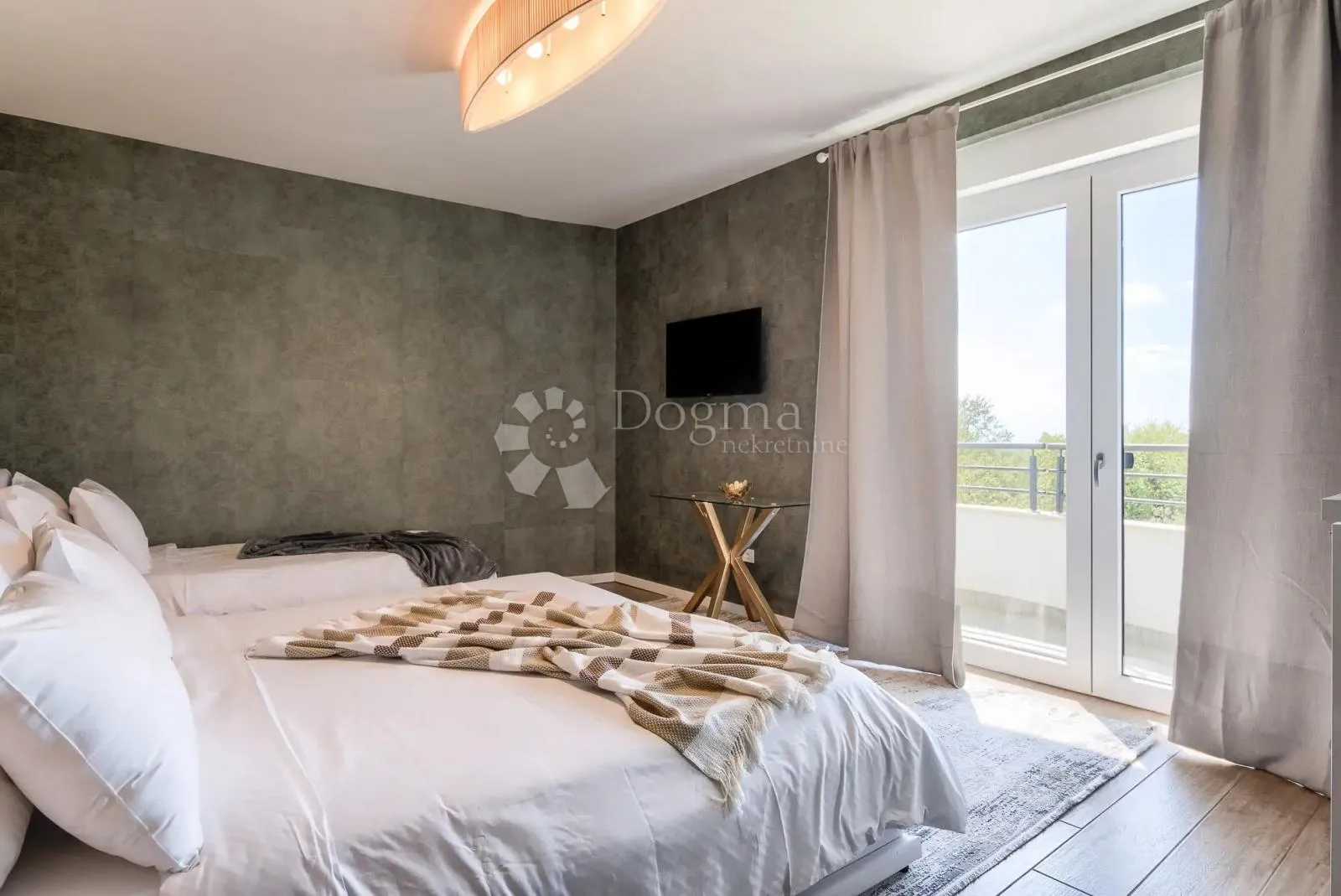 jedinstvena vila na osami sa teniskim i golf terenom - slika 52