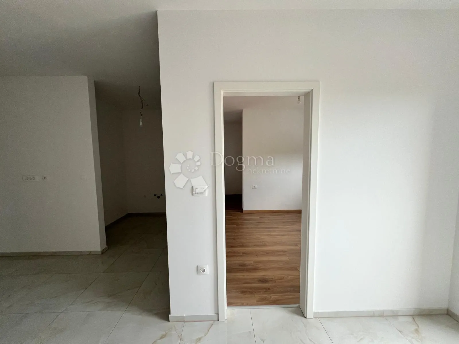 prilika: stan 40 m² s balkonom i parkingom - slika 5