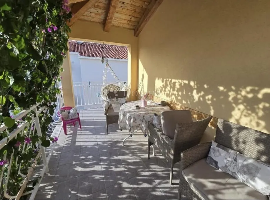 vodice, predivna kuća s tri stambene jedinice - slika 28