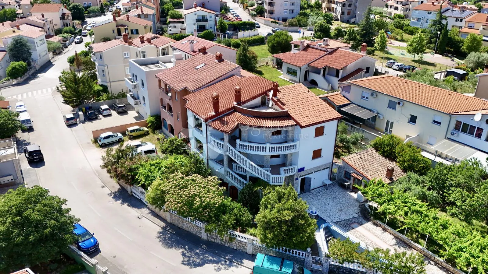 SAMO KOD NAS!! PULA,apartmanska kuća blizu centra sa ljetnom kuhinjom,garažom i bazenom