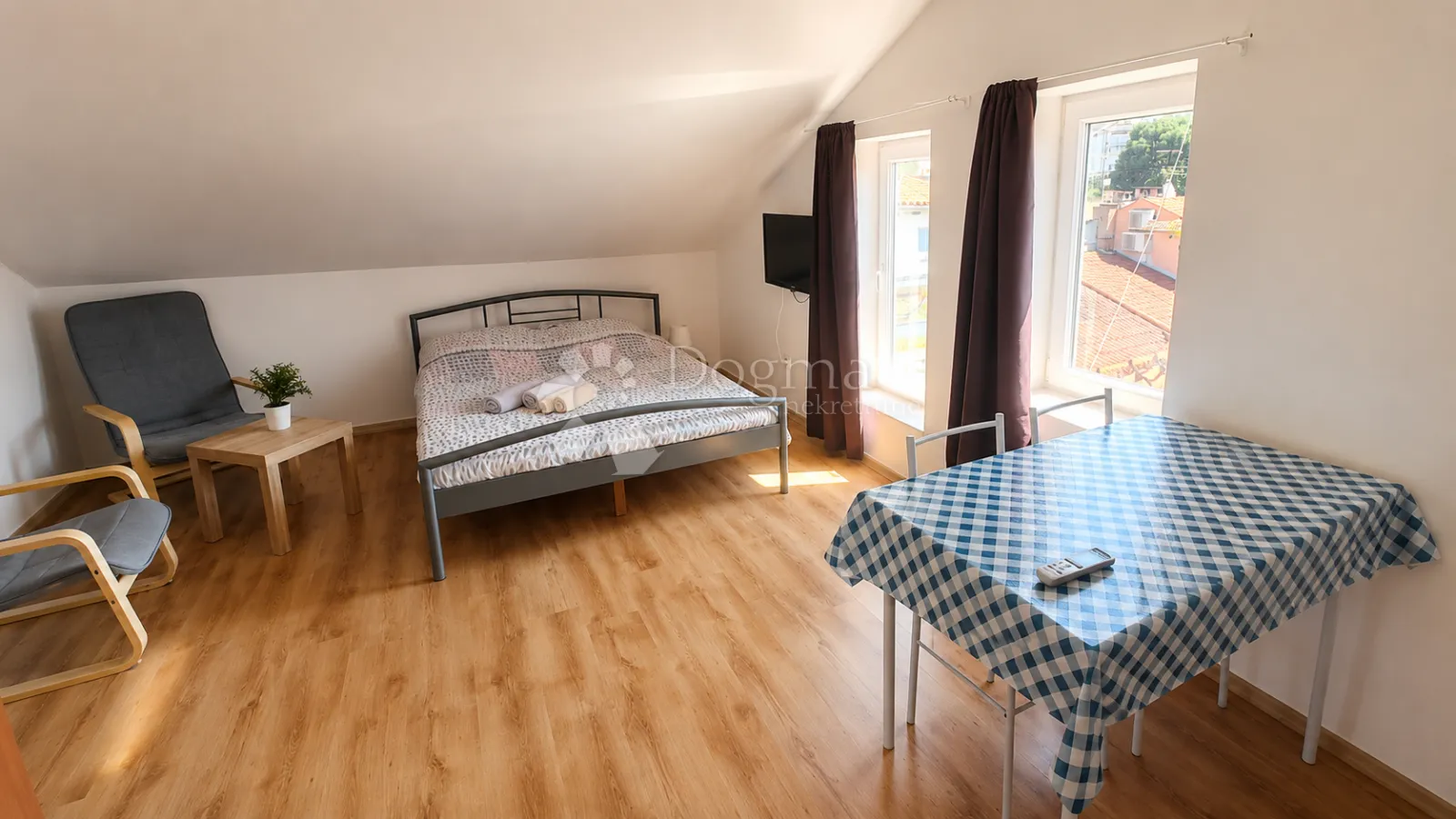 trosoban stan u centru pule - 3 studio apartmana - slika 2