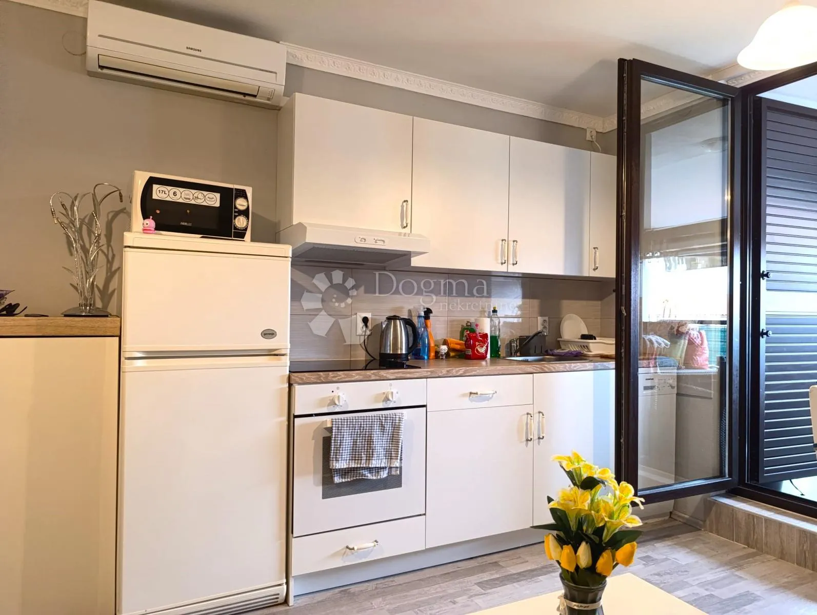 duga uvala – lijep apartman s velikom terasom 150 m od mora - slika 1