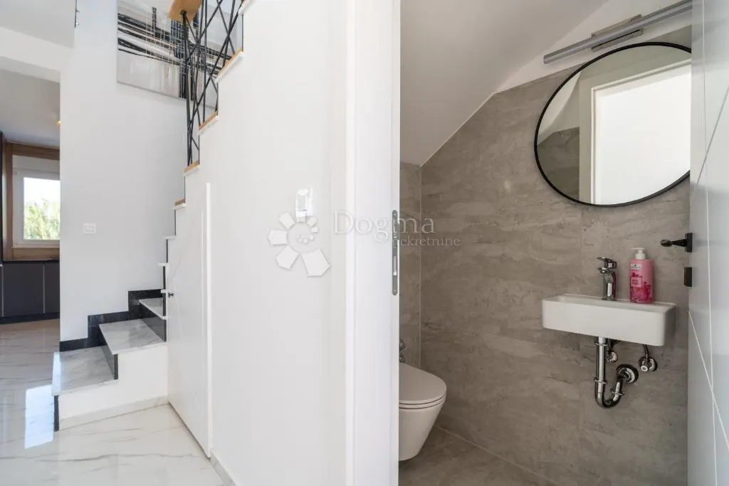 luksuzna dvojna kuća s bazenom – privlaka, 150 m od mora s3 - slika 20