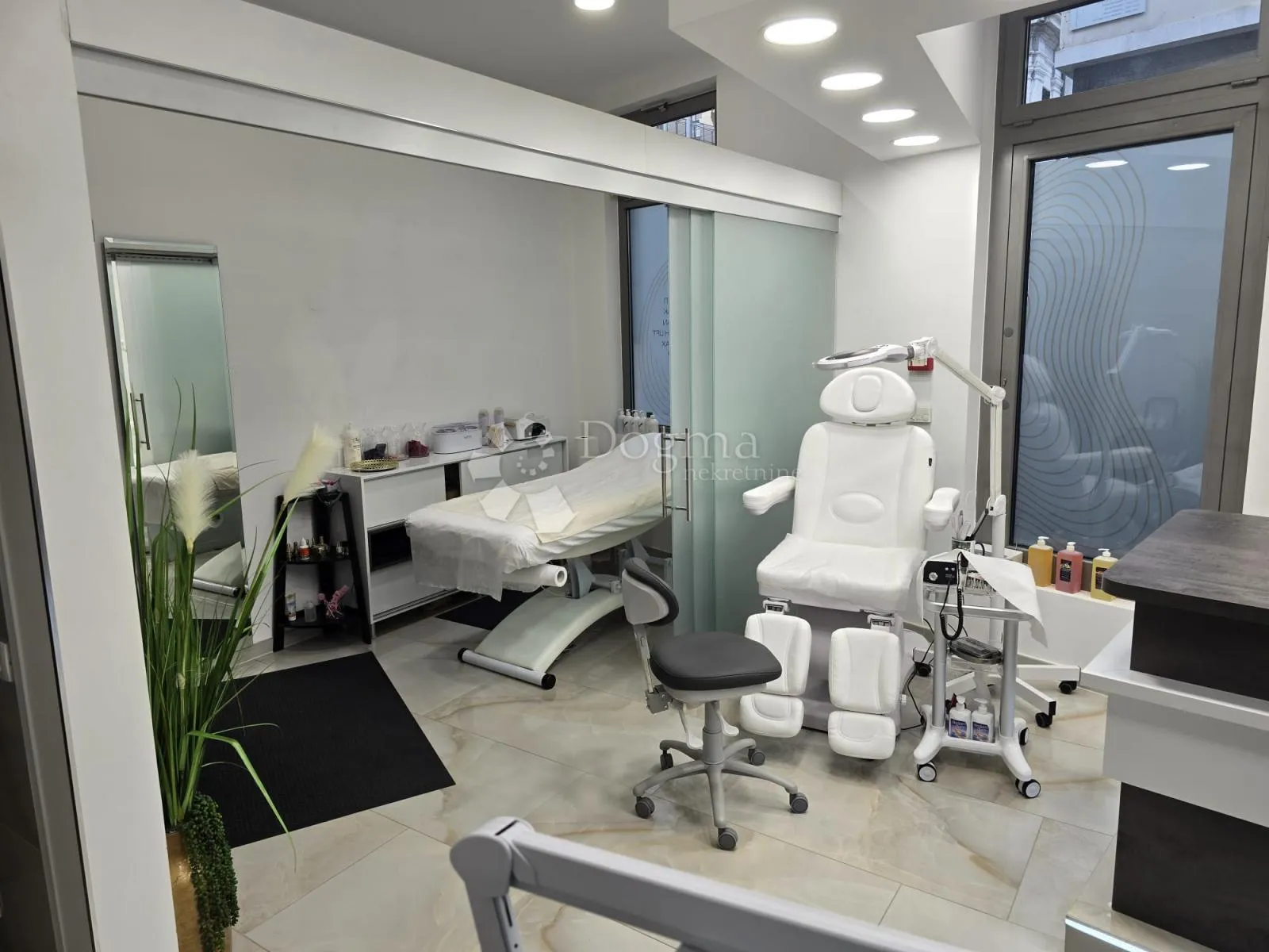 iznajmljuje se vrhunski opremljen kozmetički salon u srcu grada - slika 15