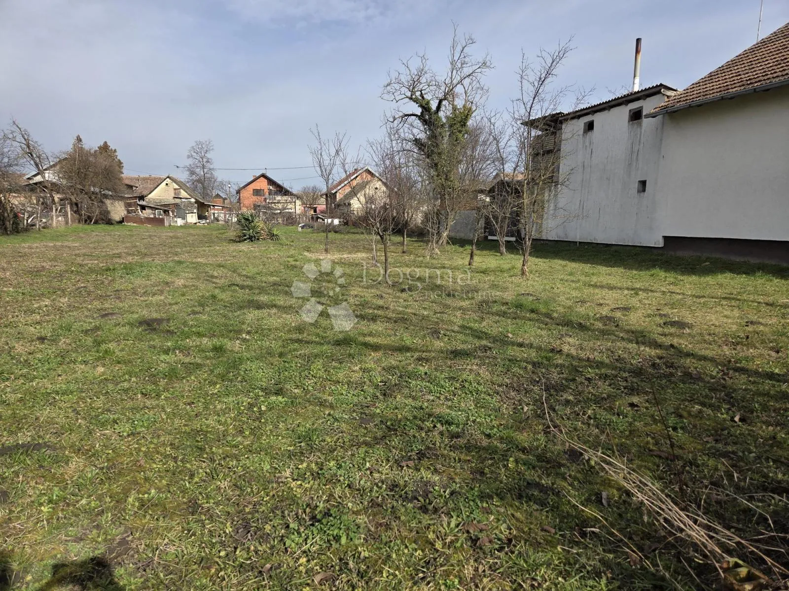 Dalj – građevinsko zemljište 20 m širine - Dalj, Erdut