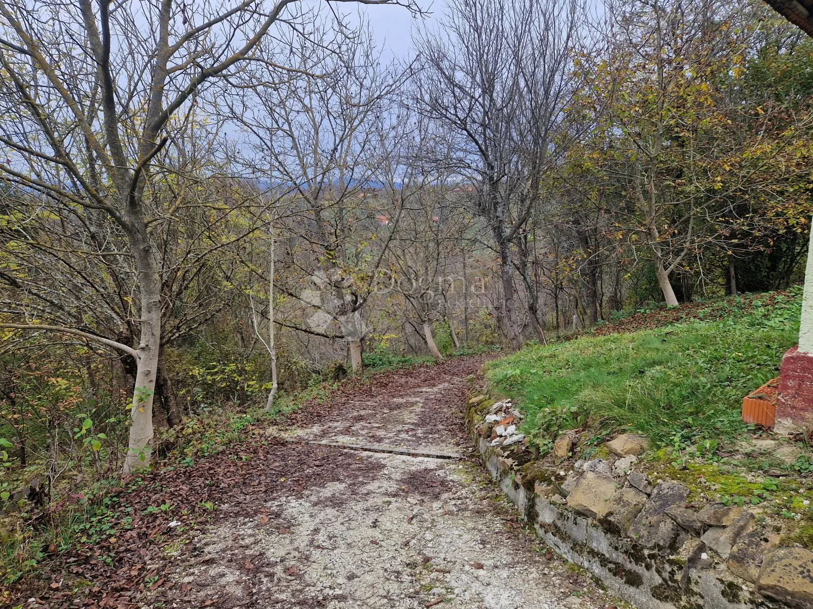 dvije drvene kućice na cca 15.000 m² zemljišta s pogledom na veliki tabor - slika 5