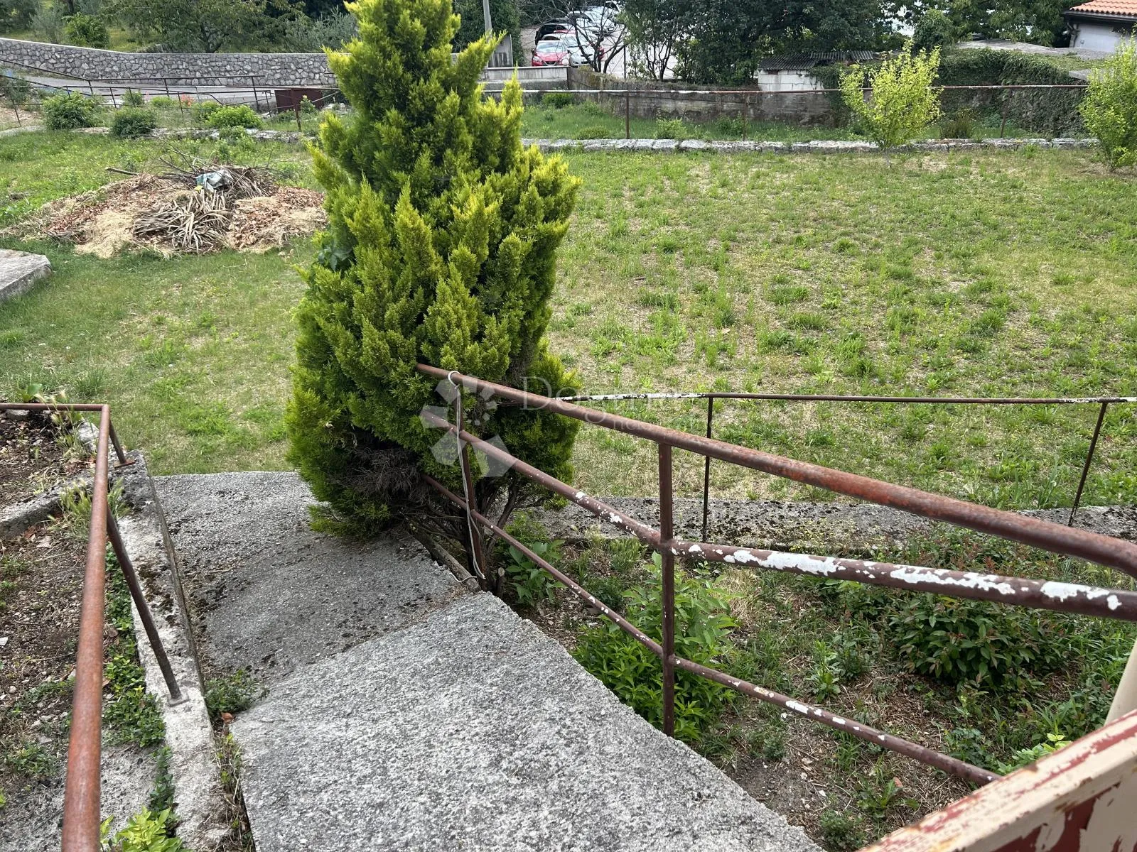 rijeka rubeši kuća sa velikom okućnicon uz glavnu cestu - slika 9