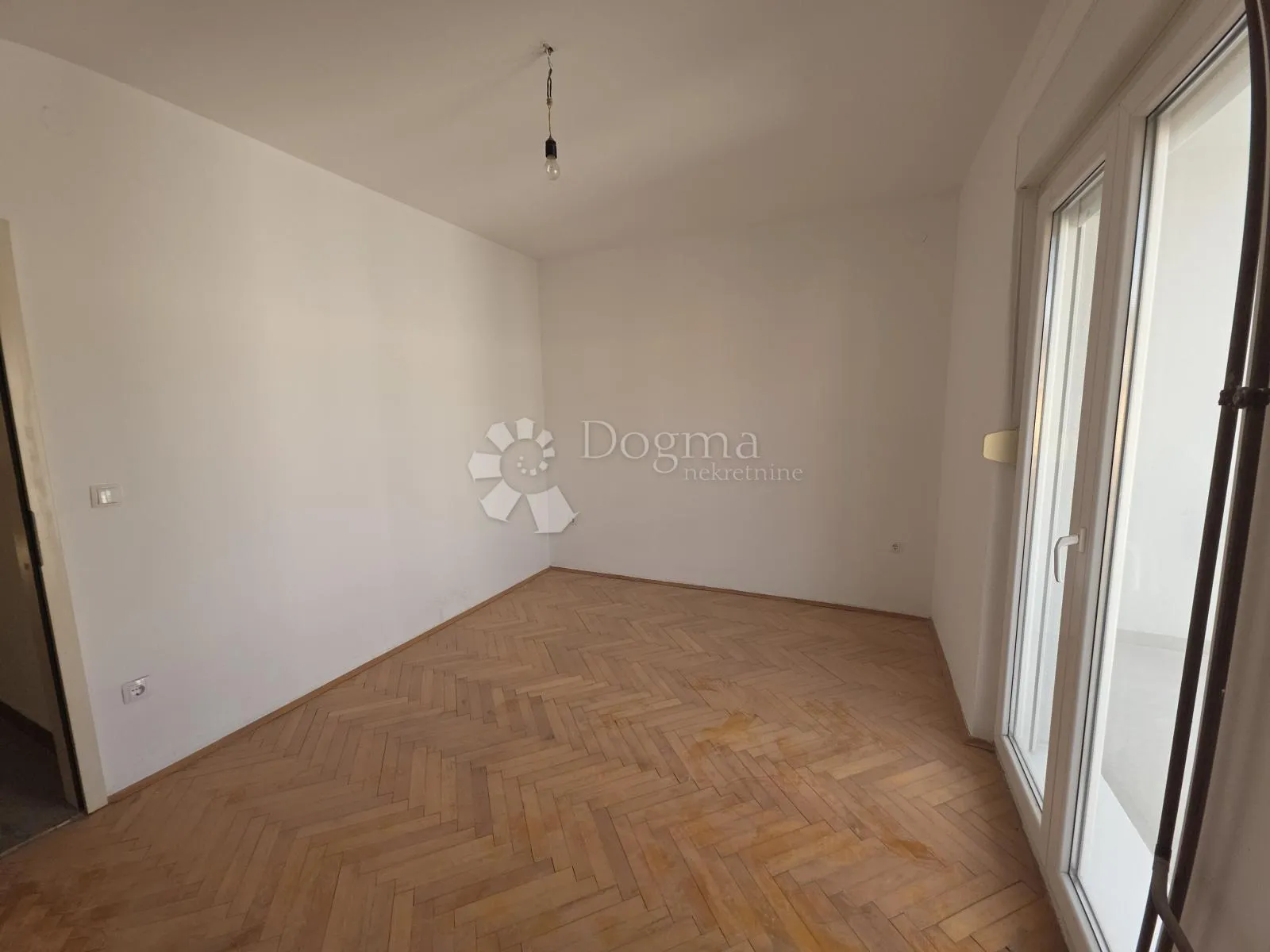prilika! prostran 3-soban stan za renovaciju – njivice - slika 17