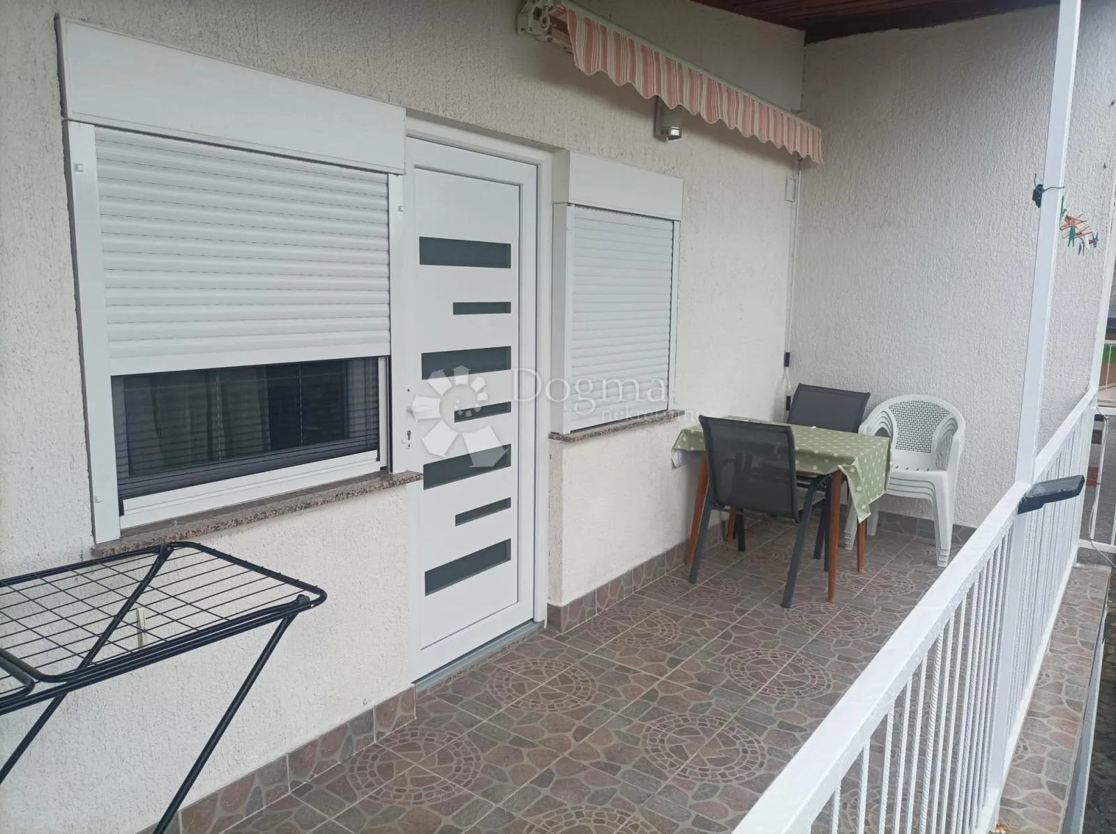 obrovac 2 apartmana 6sb + 2db ogromna okućnica - slika 17