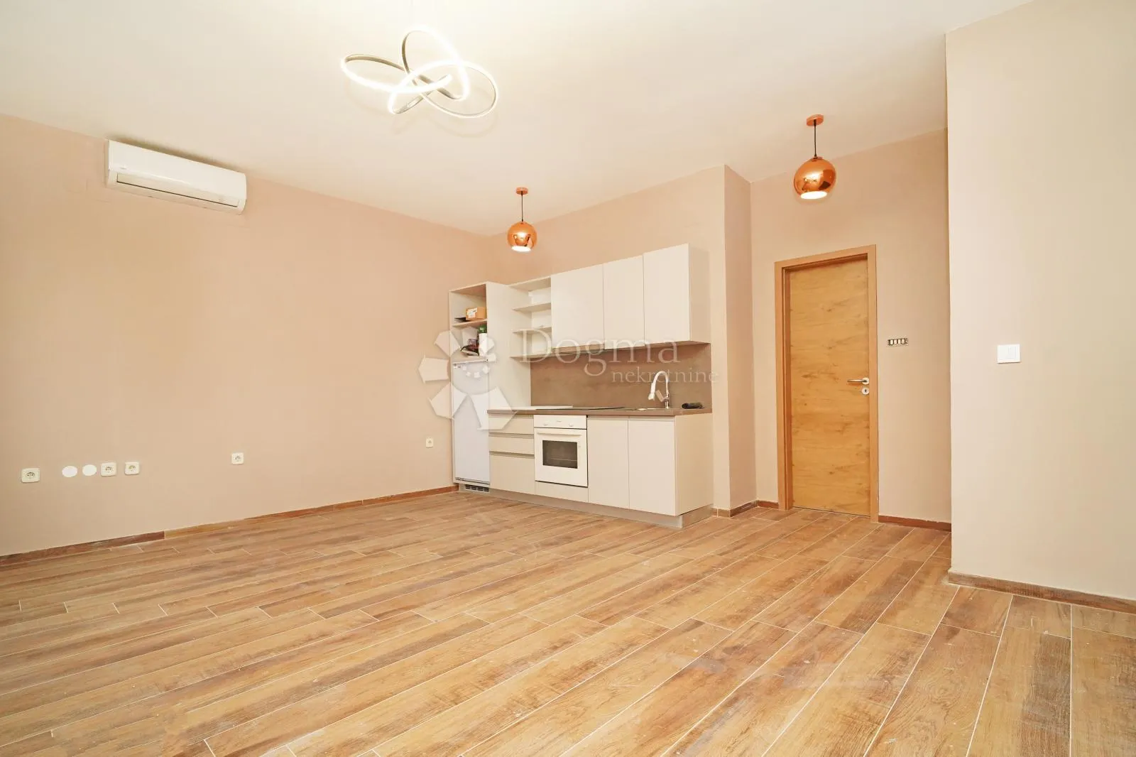 poreč centar-renovirani stan 50 m² - slika 6