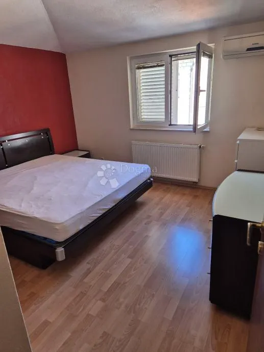 trosoban komforan stan s pogledom na more u segetu donjem! trogir - slika 4
