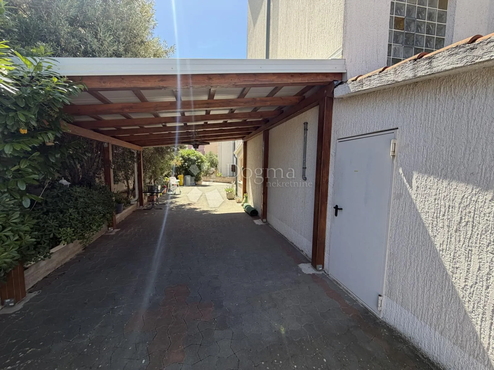 prilika u brodarici- kuća blizu mora, s 6 apartmana i 3-sobnim stanom!! - slika 6