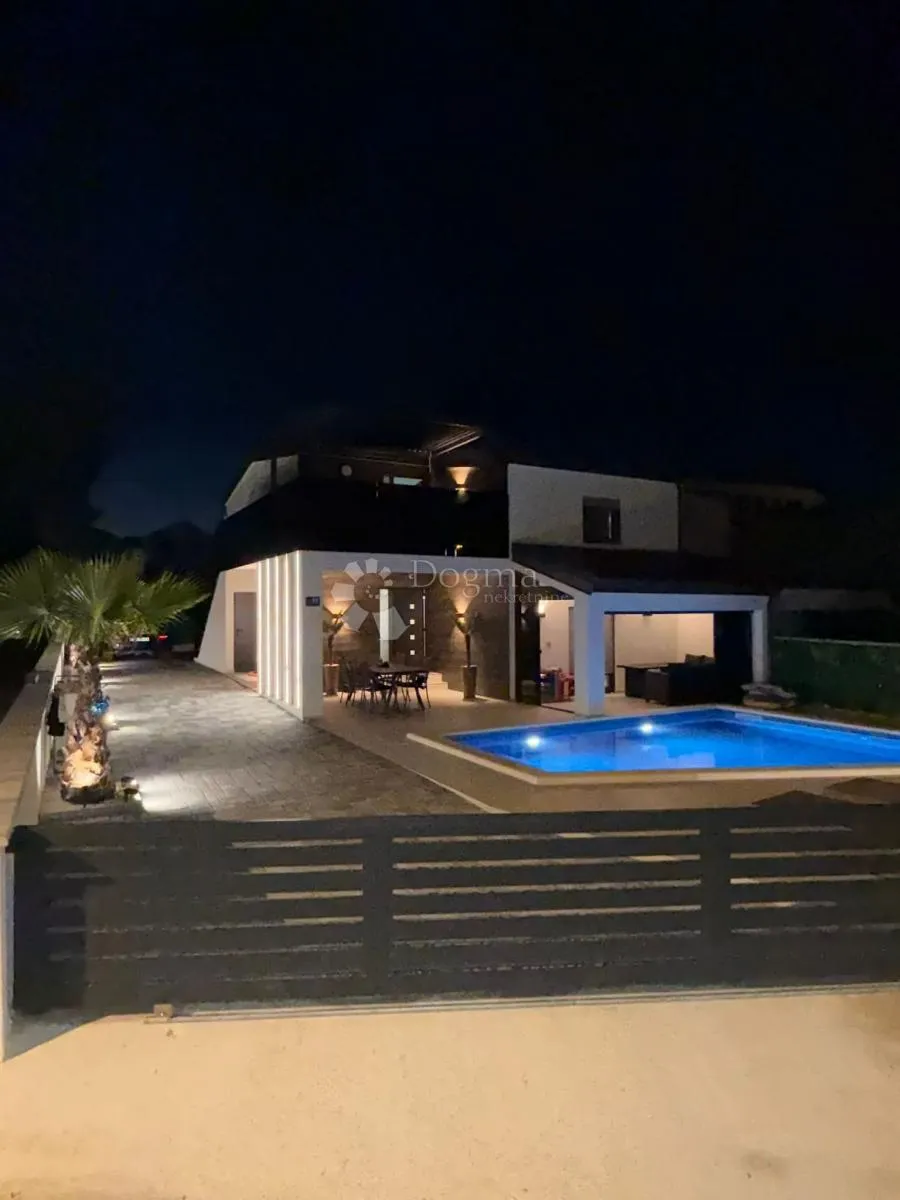 moderna vila sa bazenom na otoku viru top lokacija - slika 3
