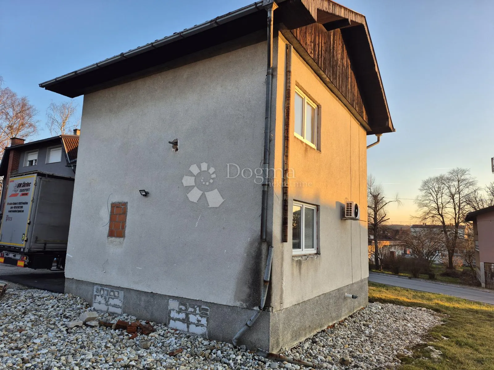 katnica s prostranim građevinskim zemljištem u samom centru konjščine – odlična prilika za dom ili investiciju - slika 4