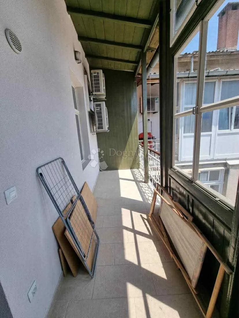 kompletno renoviran stan u samom centru pule – 93 m² s terasom - slika 3