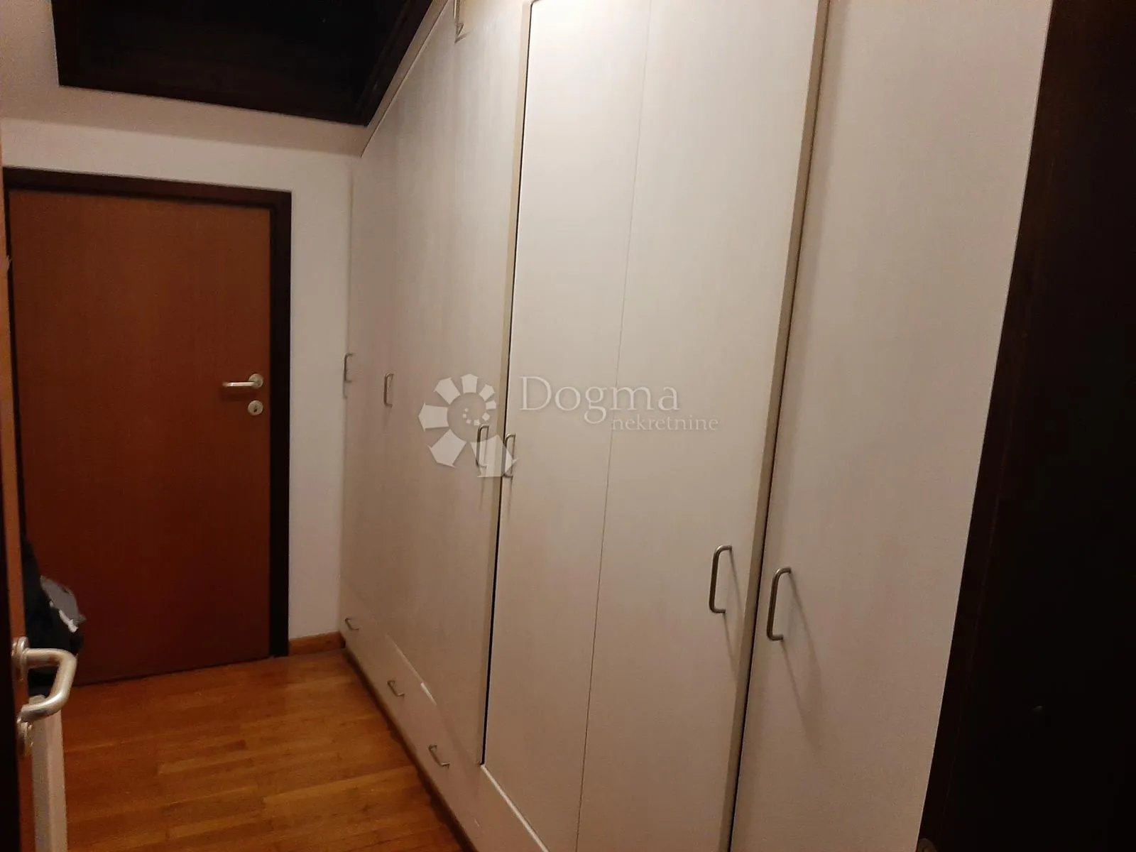 unikatna vila na zapadu zagreba – jedinstvena arhitektura i privatnost - slika 31