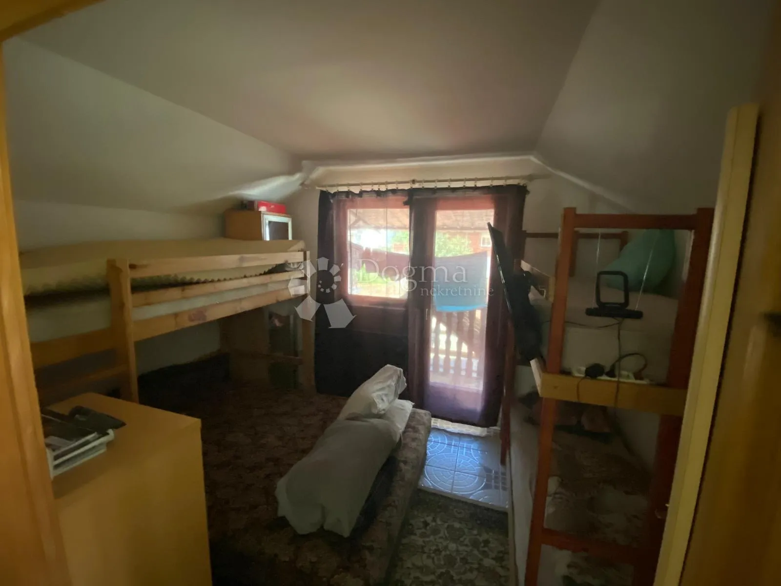 prodaja prostrane obiteljske kuće s dva odvojena stana – sesvete - slika 14