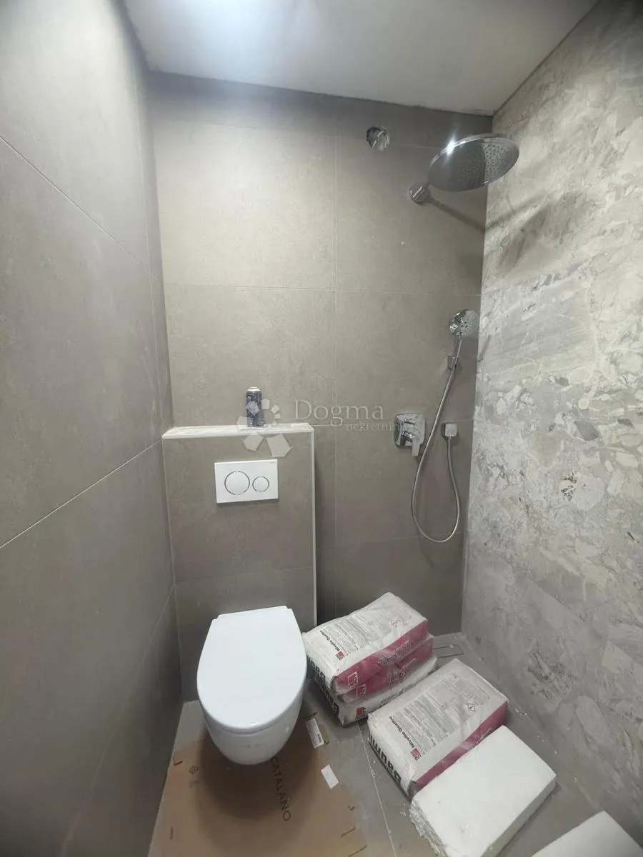 apartman na zadnjoj etaži s krovnom terasom i pogledom na more - slika 10