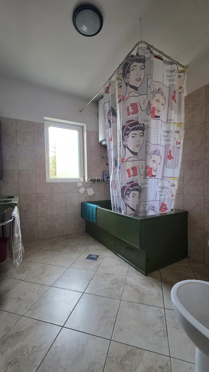 samostojeća kuća sa tri stana, garsonjerom i pogledom - slika 9