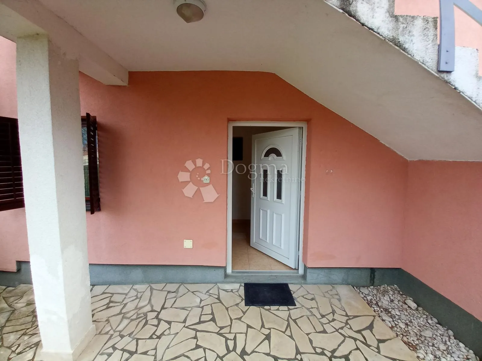 labin, etaža sa tri stambene jedinice - slika 9