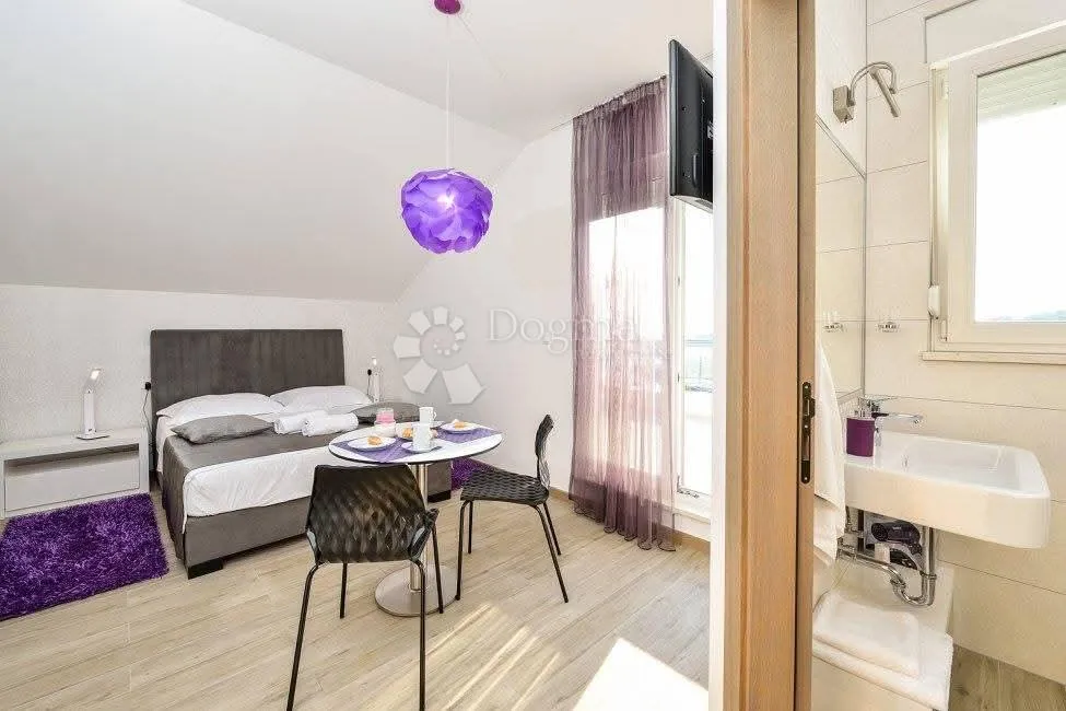 luksuzna vila prvi red do mora u rogoznici - slika 8