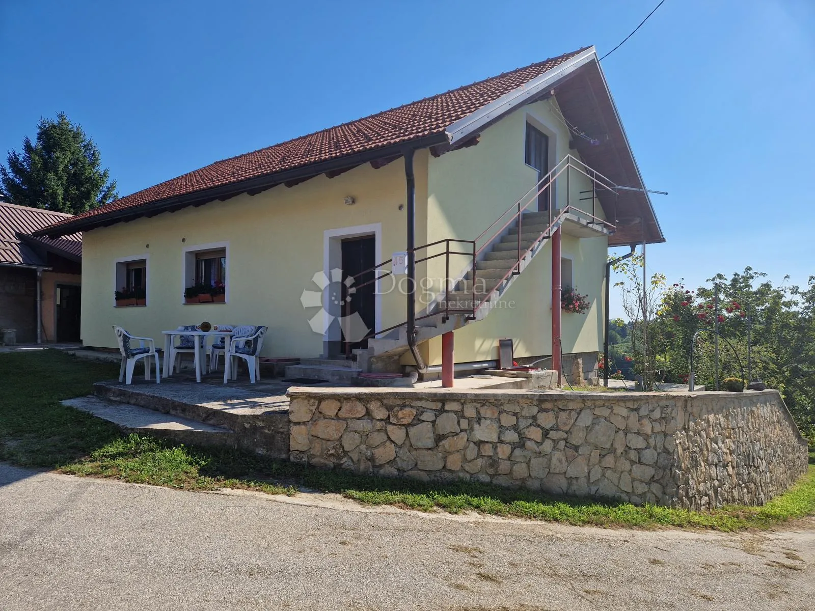 kuća u prirodi s prekrasnim pogledom na ravnu goru i velikom okućnicom - slika 13