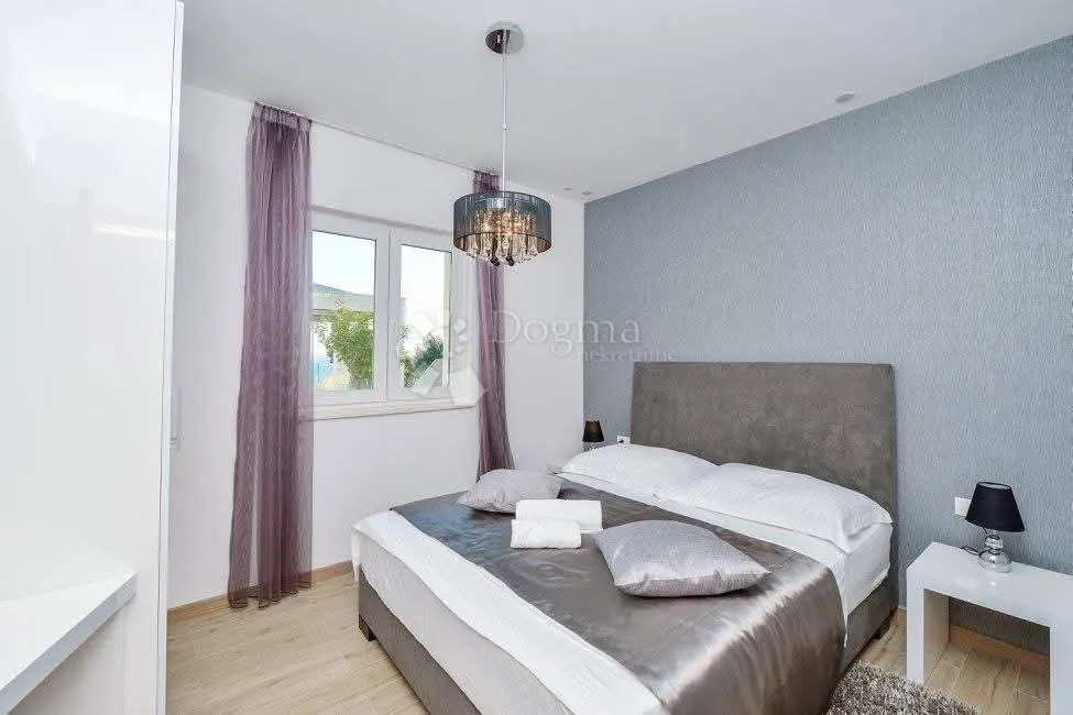 luksuzna vila prvi red do mora u rogoznici - slika 12