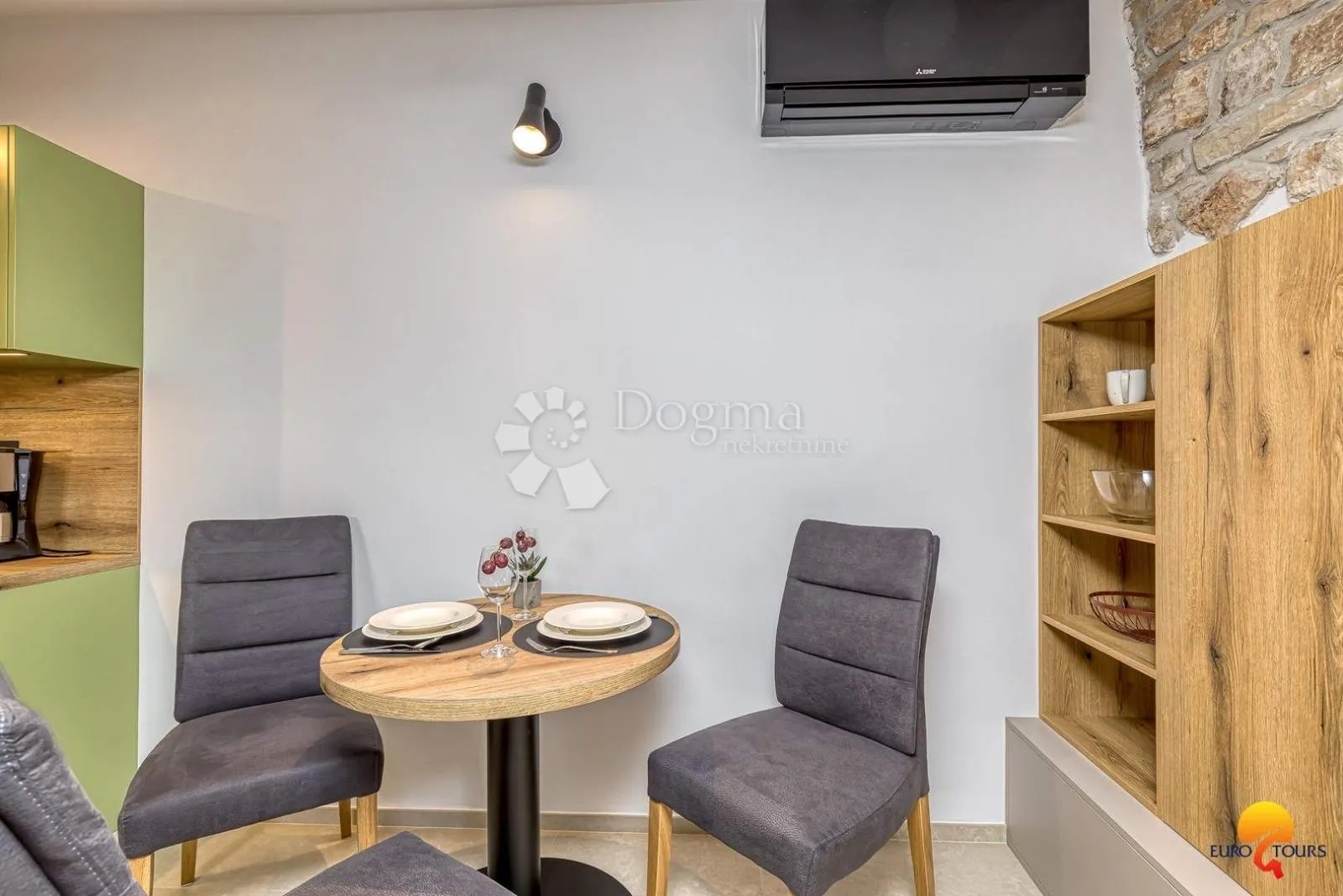 očaravajuća apartmanska kuća u samom centru vrsara - slika 12