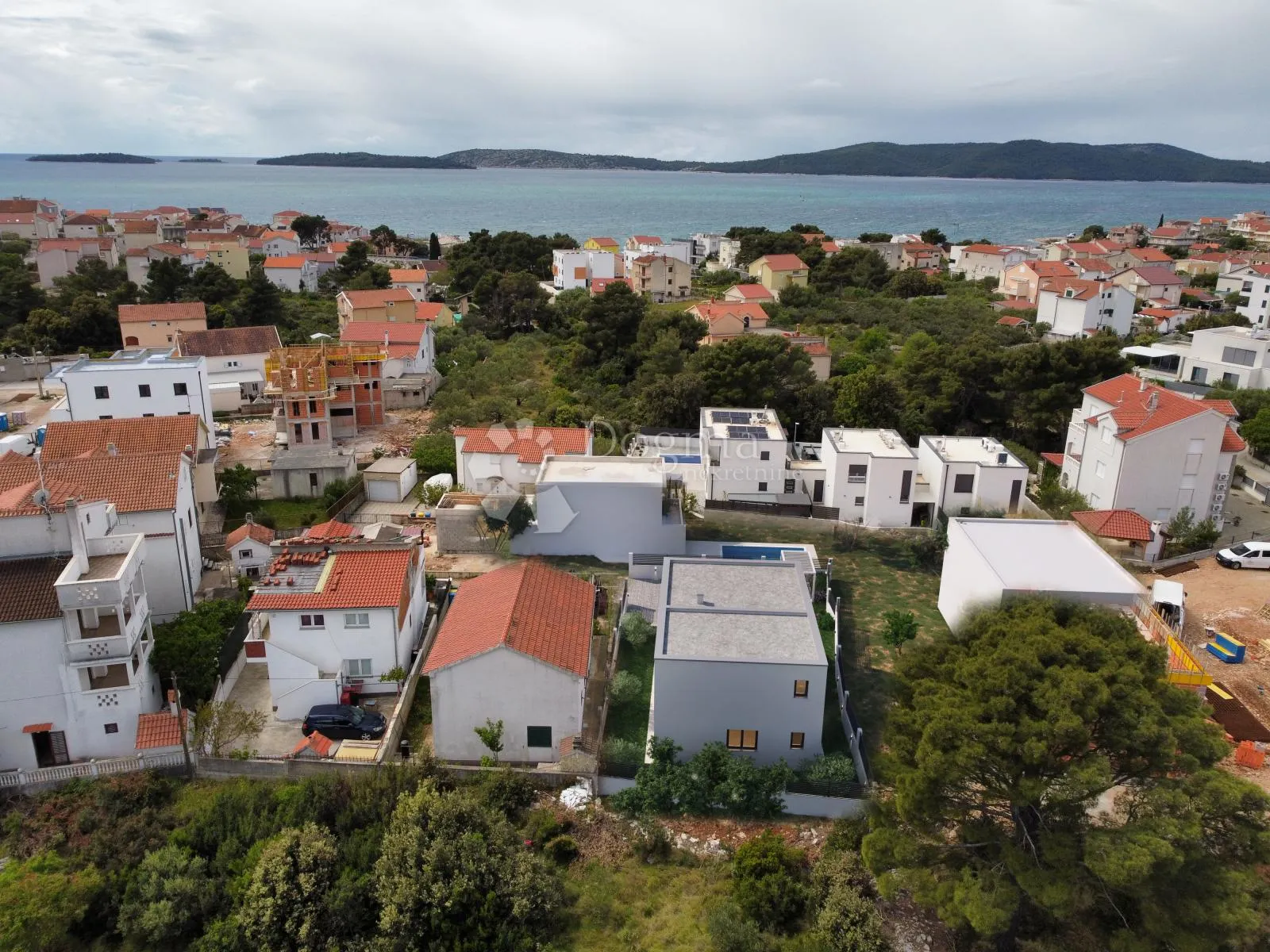 brodarica- villa s bazenom - slika 17