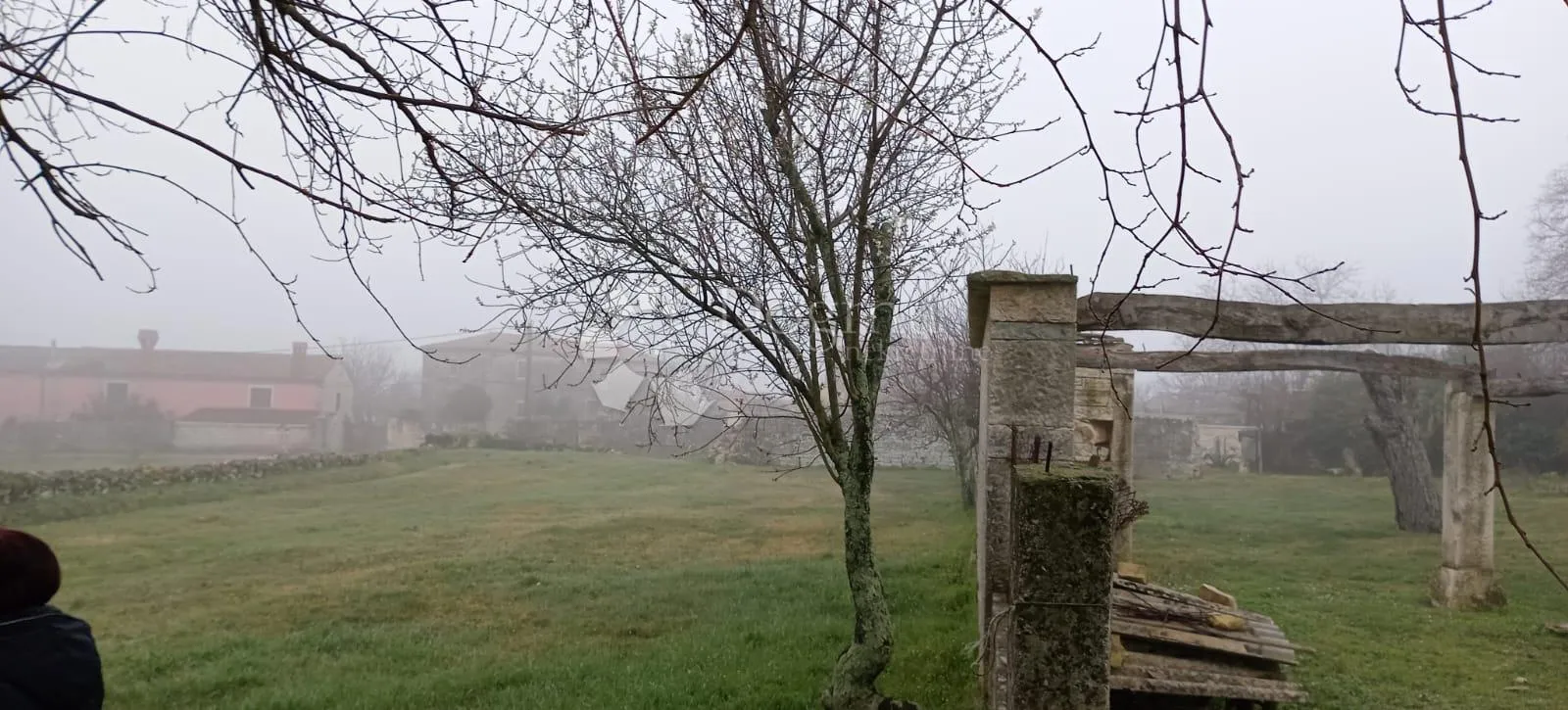 kuca sa velikim građevinskim terenom - slika 14