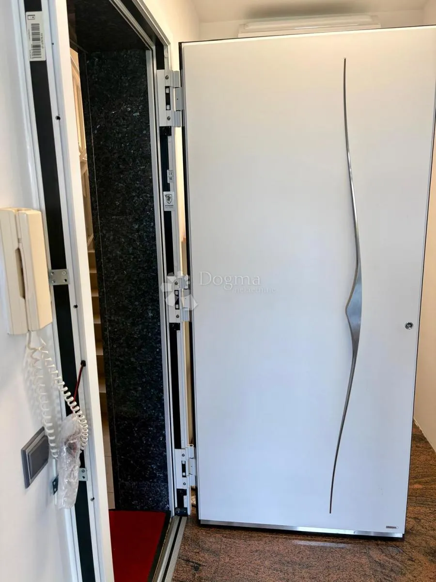 eskluzivan apartman, 70 m od mora sa panoramskim pogledom i vrtom - slika 22