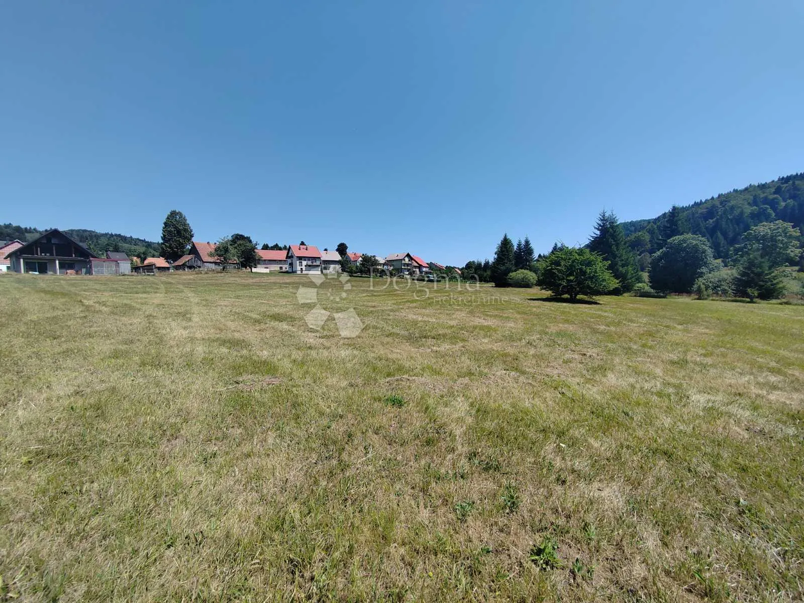 predivni raskošni teren u ravnoj gori - slika 2