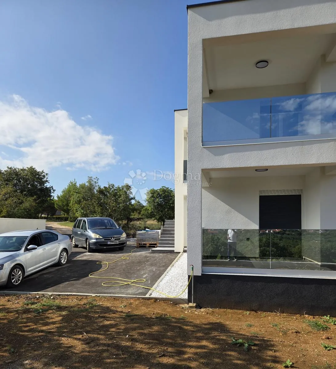 samostojeća nova vila s dva zasebna stana - novogradnja - slika 1