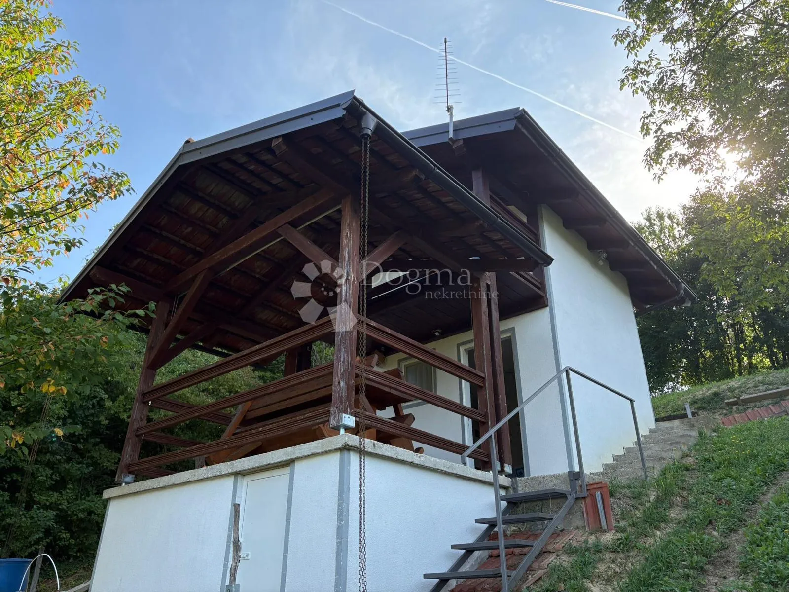 šarmantna vikend kućica s velikom okućnicom, privatnošću i vlastitim izvorima energije i vode - slika 13