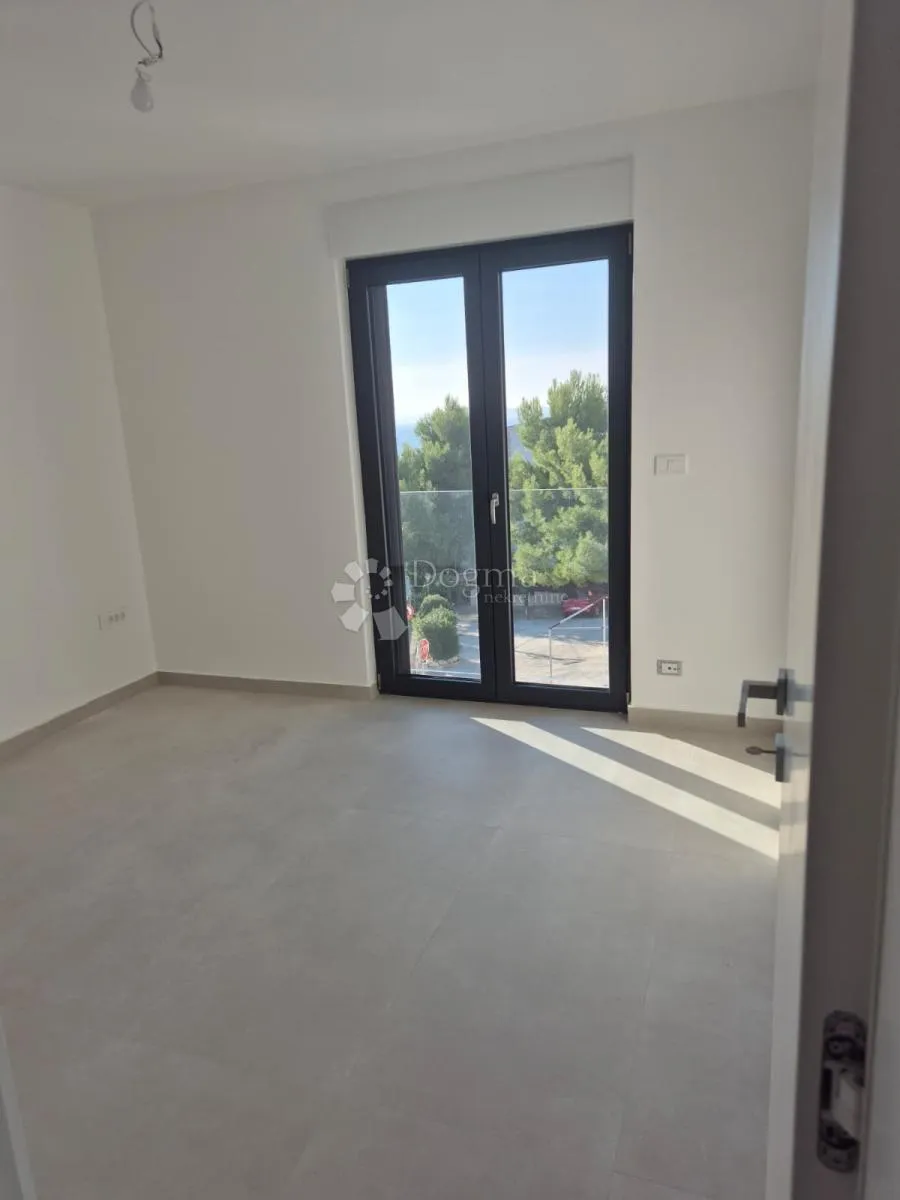 novogradnja – moderan stan (s10) s balkonom i pogledom na more, manje od 150 m od plaže – okrug gornji - slika 12