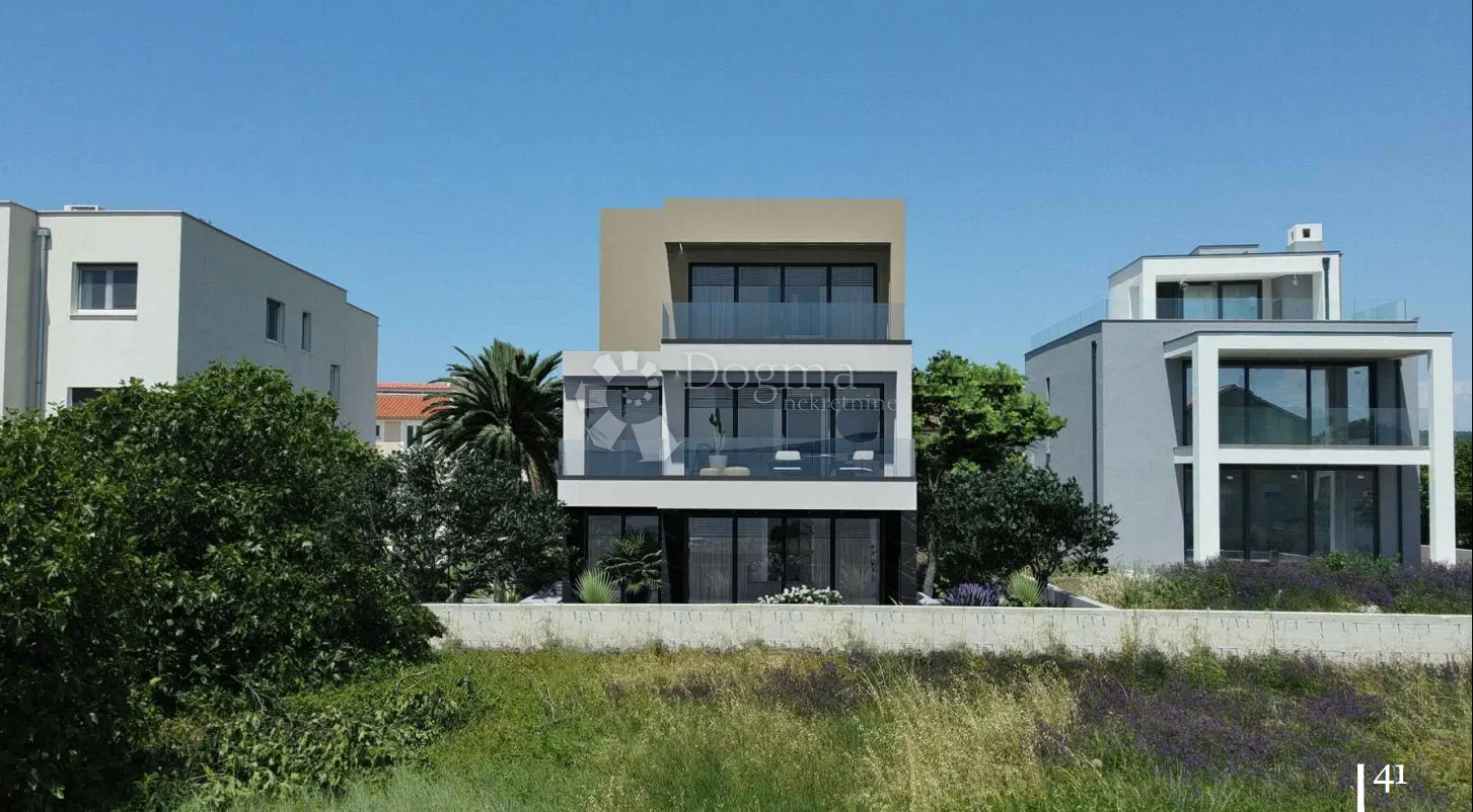 luksuzna villa s bazenom i pogledom na more - slika 41