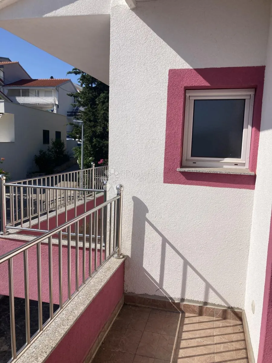prilika - apartmanska kuća u pirovcu, 1. red do mora - slika 47