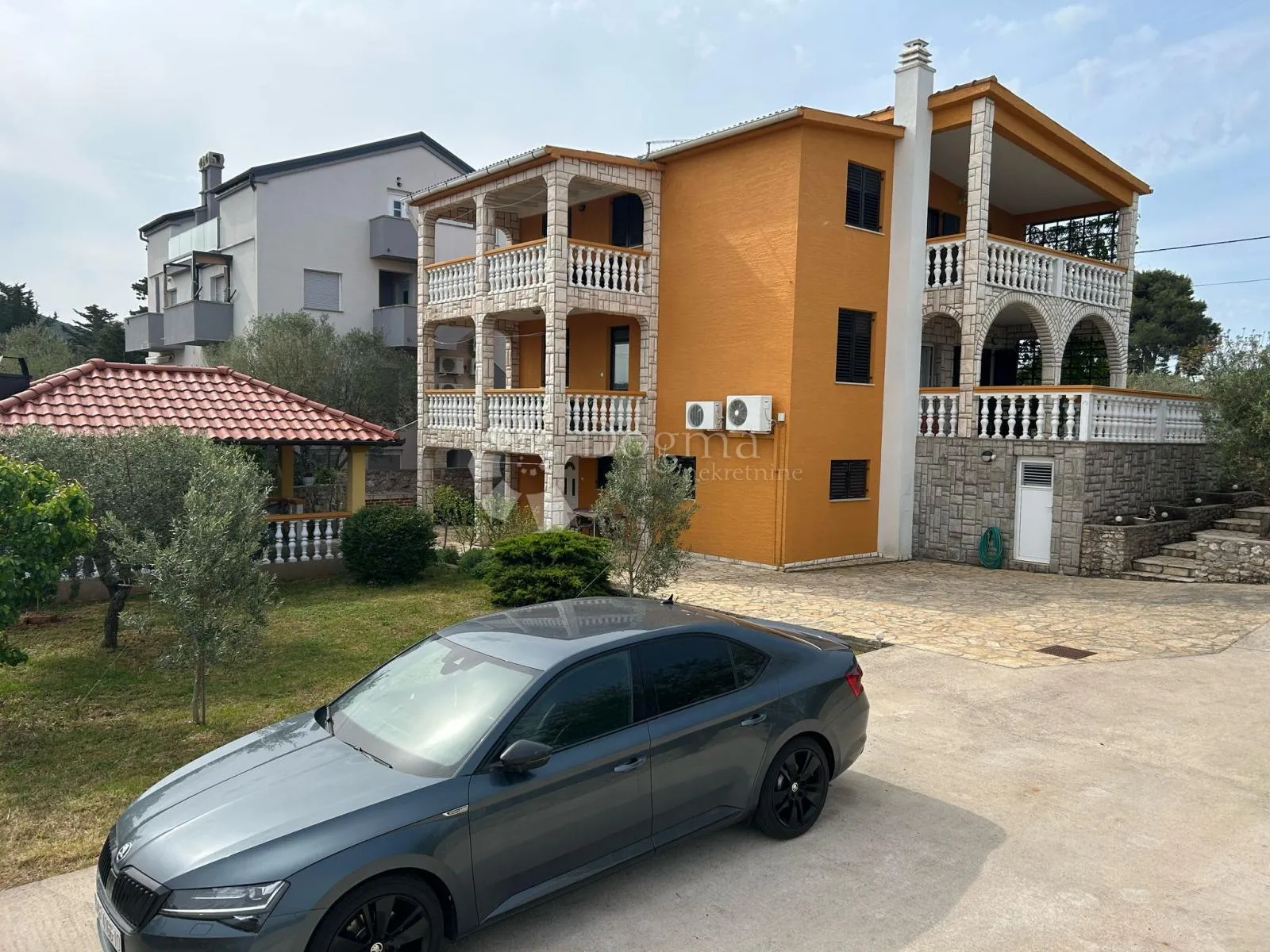 prekrasna kuća s više apartmana, 150 m od mora - slika 1