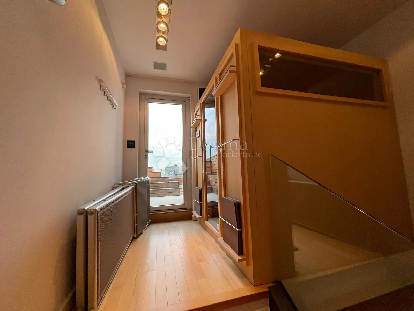 luksuzni troetažni penthouse sa terasom i bazenom - slika 13