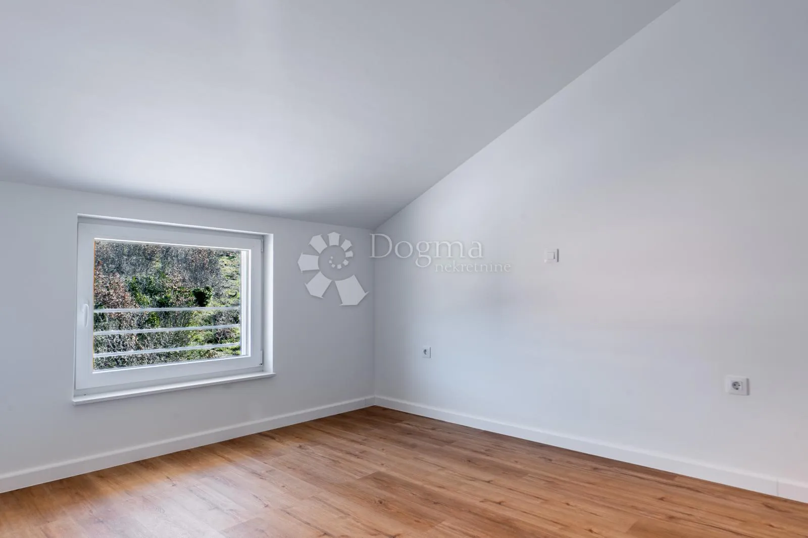 odličan penthouse u blizini mora - slika 7